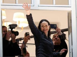 赶不及亲领诺奖 马查多惊喜现身挪威向支持者致意