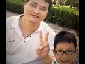 ICE例行報到幼子遭拘留被迫分離 紐約逾200人集會聲援華裔父親