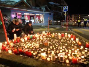 瑞士跨年夜惡火奪40命 數百人冒嚴寒點燭追悼