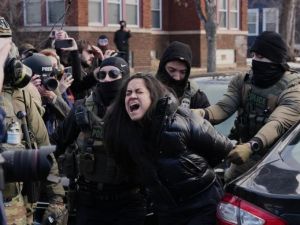 ICE明州執法引爭議 公民遭拖出車外拘留當事人稱為身心障礙者
