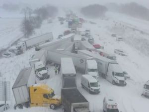 密西根州大雪致百车连环撞 多人受伤道路封闭