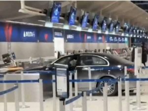 底特律機場驚魂 汽車直接衝進航廈嚇壞群眾 