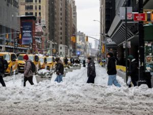 全美2/3地區「冰封」暴風雪已奪30命 1.2萬航班延誤或取消