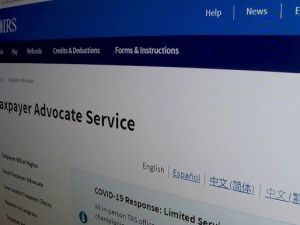 美国税局暂时冻结纳税人退税款的原因 如何避免