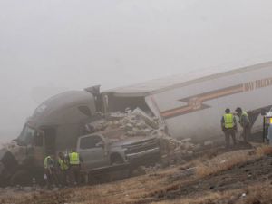 科羅拉多州際公路沙塵暴 30多輛車追撞4死29傷