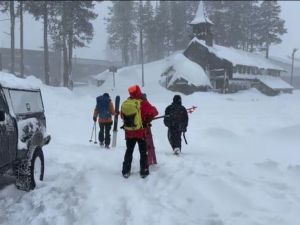 太浩湖附近卡斯爾峰雪崩 雪團回程遇襲 10人失蹤6獲救