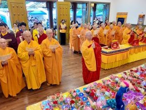 马年新春点亮希望：世界佛教总部引领信众点心灯