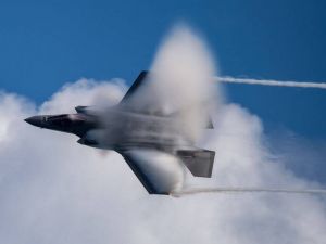 头一遭！美军F-35战机疑遭伊朗击中安全迫降基地