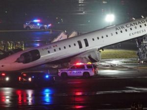 紐約拉瓜迪亞機場一客機滑行撞上消防車 正副機師身亡