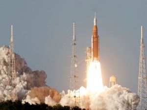 美国重返月球关键启动 四名太空人顺利进入地球轨道