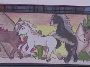 沃德小学生画作登上机场看板