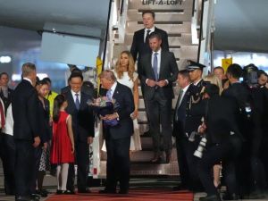 川普抵达北京 中国高规格由国家副主席韩正接机