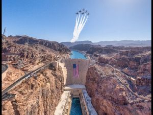 美国空军「雷鸟」飞行队飞越胡佛水坝 