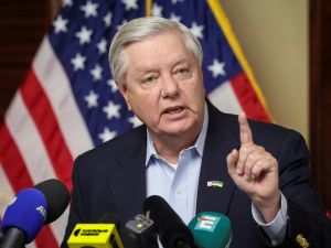共和党籍资深联邦参议员葛兰姆访乌后骤逝　